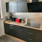 Birds Eye Mountain View At Balcony, Parking Free, New Kitchen, Renovated Bathroom Apartmán