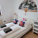 Birds Eye Mountain View At Balcony, Parking Free, New Kitchen, Renovated Bathroom Apartmán