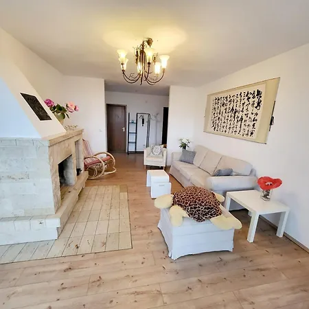 Mountain View With Balcony Parking On Site Free